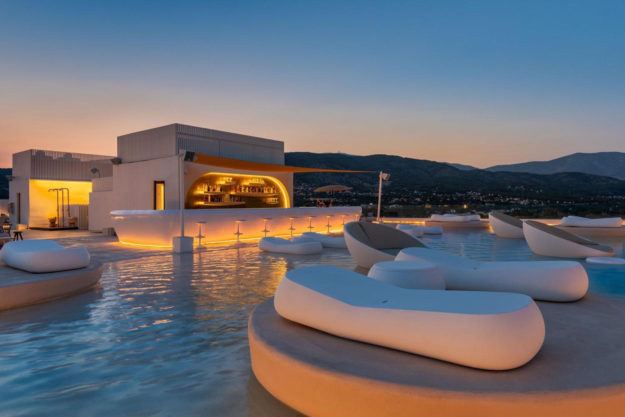 Isla Brown Corinthia Resort & Spa, Curio Collection By Hilton Agioi Theodoroi Exterior foto The bar at the top of the hotel