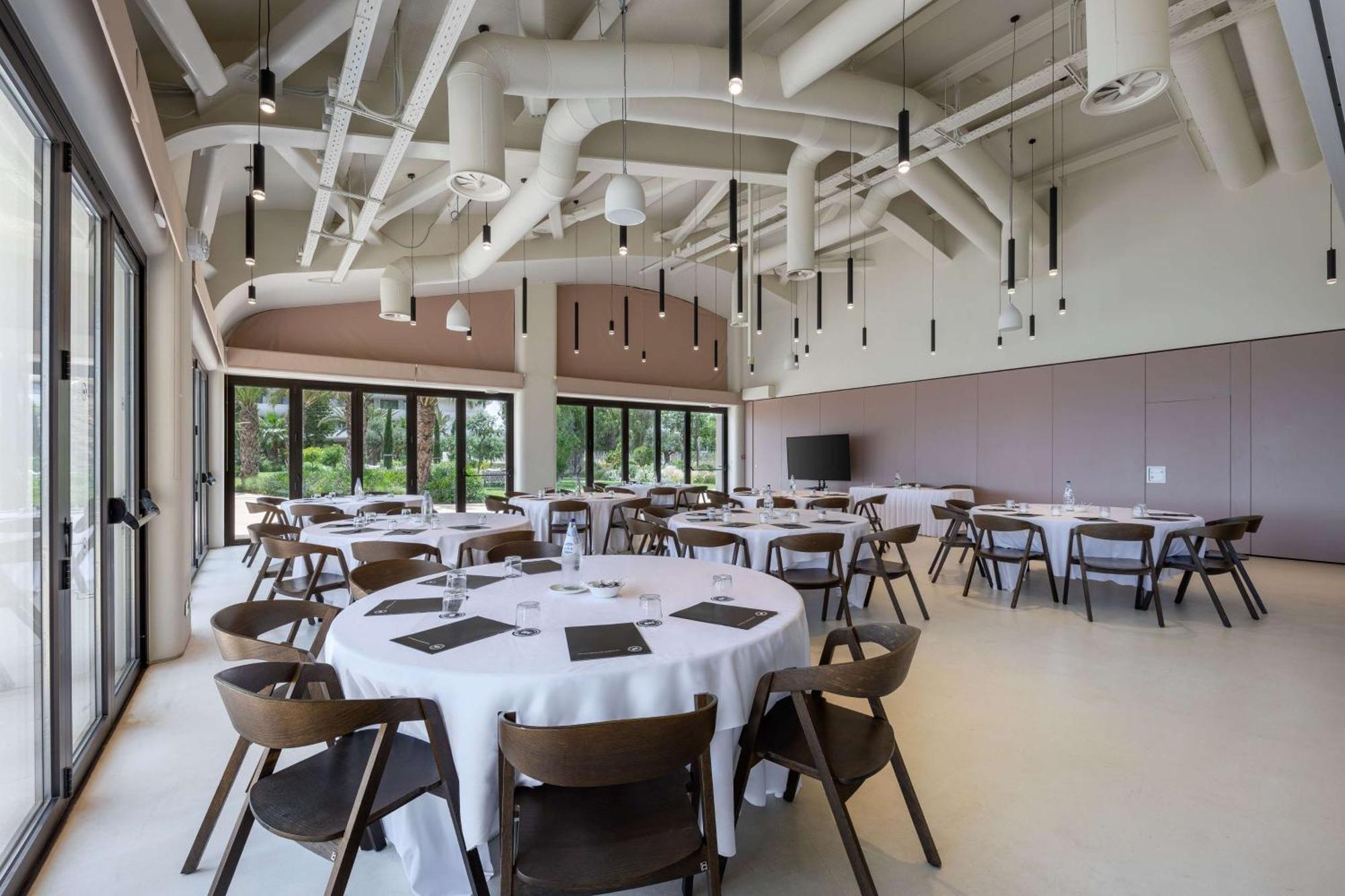 Isla Brown Corinthia Resort & Spa, Curio Collection By Hilton Agioi Theodoroi Exterior foto The interior of the conference centre